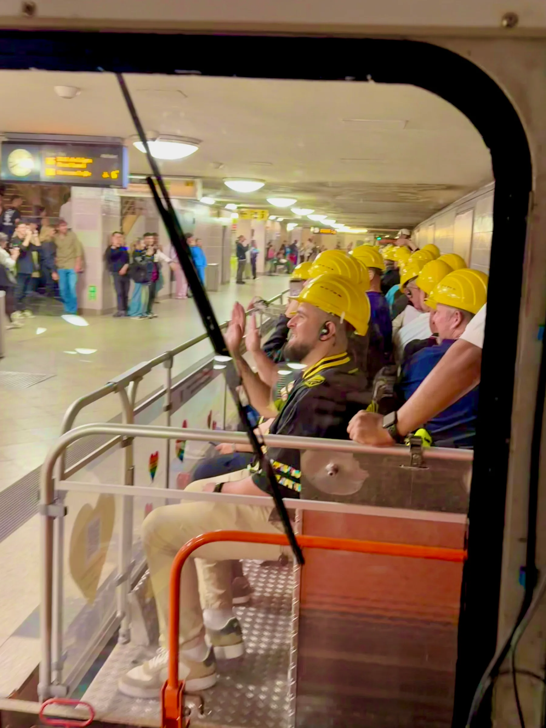Pride-Fahrt im U-Bahn-Cabrio — photo 14